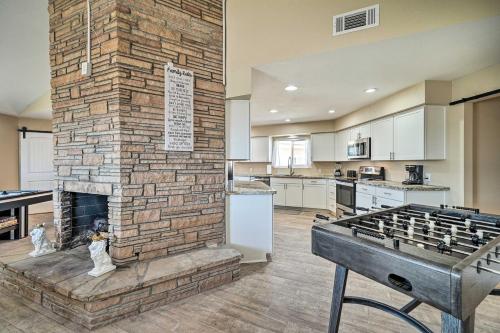 Una cocina o kitchenette en Lake Havasu Family Retreat with Patio and Game Room