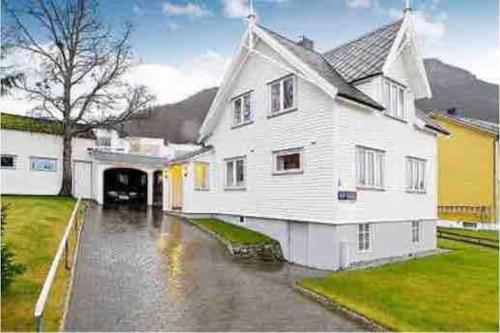 een wit huis in een overstroomde straat met een tunnel bij Villa Arctica in Tromsø