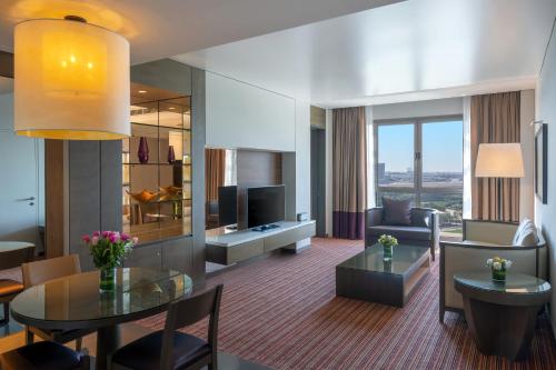 uma sala de estar com um sofá e uma mesa em Park Rotana Abu Dhabi em Abu Dhabi