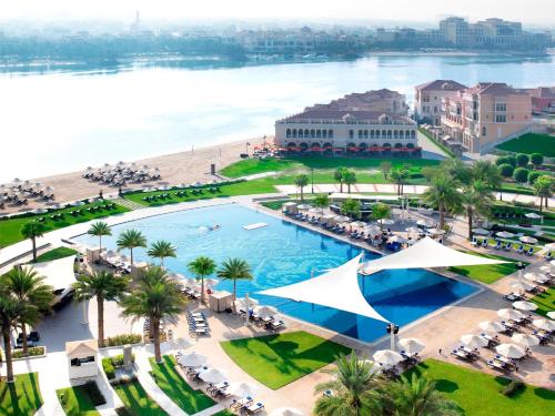 una vista aerea di un resort con piscina e spiaggia di The Ritz-Carlton Abu Dhabi, Grand Canal a Abu Dhabi