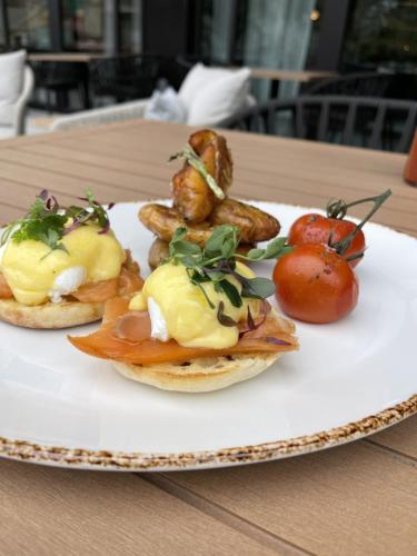 een bord met aardappelen en tomaten op tafel bij Marriott Dallas Uptown in Dallas