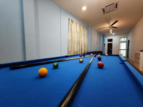 un tavolo da biliardo con le palle in una stanza di KTV, Dart & Snooker 4BR 16-20pax 4min walk to Jonker & Town a Malacca