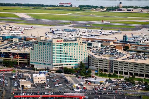 Ett flygfoto av Philadelphia Airport Marriott