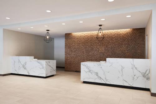 een lobby met marmeren aanrechtbladen voor een muur bij Residence Inn By Marriott Dallas By The Galleria in Dallas