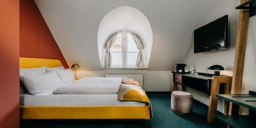 Tempat tidur dalam kamar di Boutique-Hotel Zur alten Post - Stammhaus