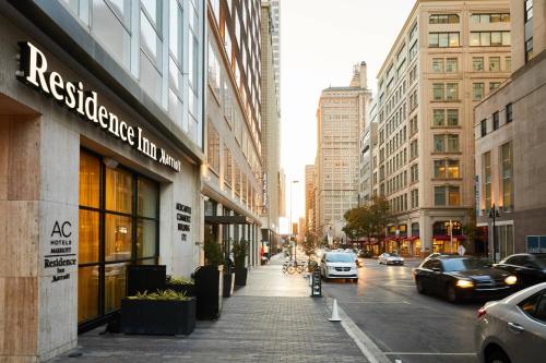 een stadsstraat met auto's in een drukke straat bij Residence Inn by Marriott Dallas Downtown in Dallas