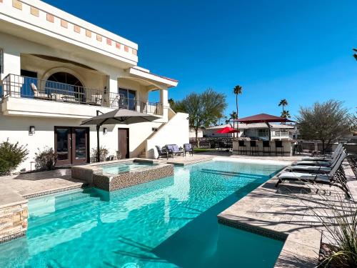 Poolen vid eller i närheten av Luxury Estate in Prime Location w Panoramic views of Lake Havasu