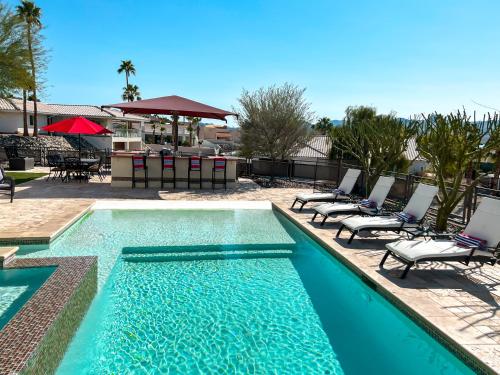 Poolen vid eller i närheten av Luxury Estate in Prime Location w Panoramic views of Lake Havasu