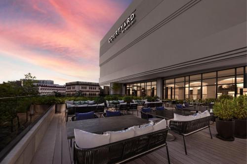 Ресторант или друго място за хранене в Courtyard by Marriott Phuket Town