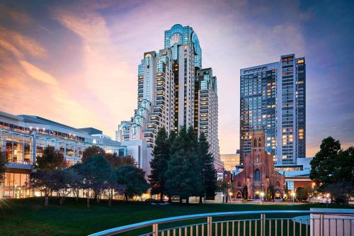 un grupo de edificios altos en una ciudad al atardecer en San Francisco Marriott Marquis Union Square, en San Francisco