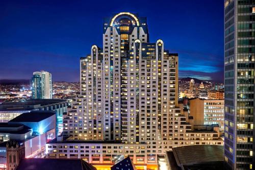 un gran edificio con un reloj encima en San Francisco Marriott Marquis Union Square, en San Francisco