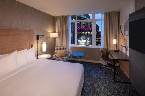 Cama ou camas em um quarto em Silver Cloud Hotel - Seattle Stadium