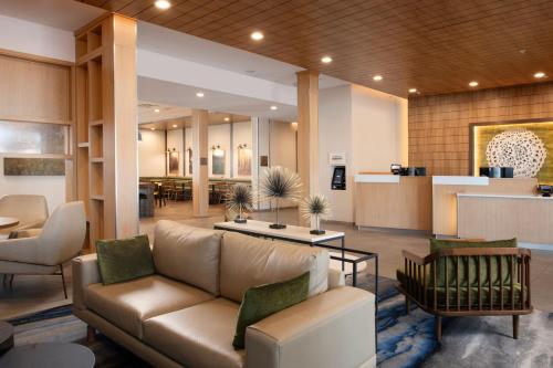 een lobby van een hotel met een bank en een tafel bij Fairfield by Marriott Inn & Suites Dallas East in Dallas