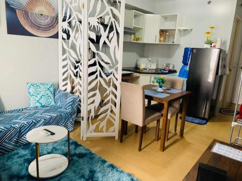 Kitchen o kitchenette sa Condo in Avida tower IT park , Lahug Cebu city, Fully furnished