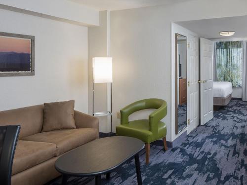 Un lugar para sentarse en Fairfield Inn & Suites by Marriott Orlando Lake Buena Vista