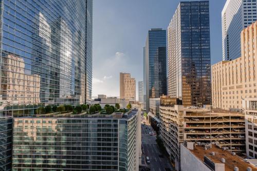 vistas a una ciudad con edificios altos en JW Marriott Houston Downtown, en Houston