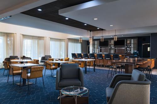 Khu vực ghế ngồi tại Courtyard by Marriott San Antonio Airport