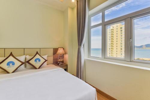 - une chambre avec un lit et une fenêtre dans l'établissement Sky Beach D20 Nha Trang, à Nha Trang