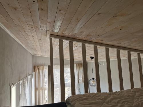 een slaapkamer met een houten plafond en een bed bij Lilla stugan in Göteborg