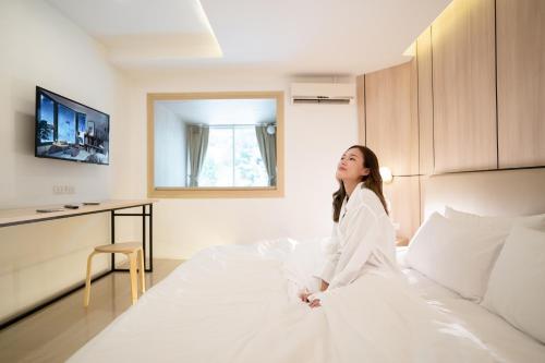 Tempat tidur dalam kamar di Bedline Hotel - SHA Certified