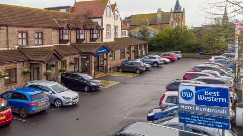 Best Western Weymouth Hotel Rembrandt في ويماوث: مواقف سيارات كثيره