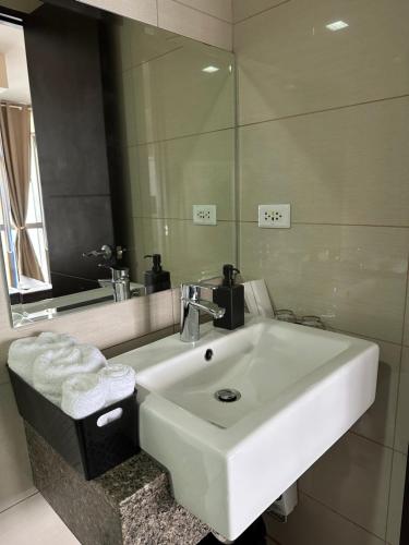 Bathroom sa Anikka’s Place at Eastwood Global Plaza Luxury Residences