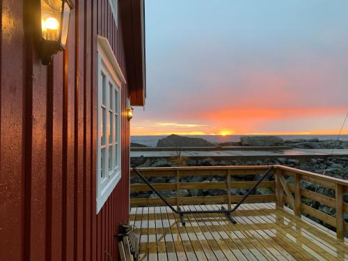 un tramonto dal balcone di una casa di Ingrid Rorbu, Å i Lofoten a Å