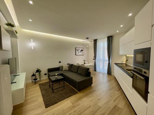 Luxury Downtown - Milan MF Apartments في ميلانو: غرفة معيشة مع أريكة وطاولة