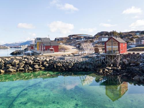 Blick auf einen Wasserkörper mit Häusern und Gebäuden in der Unterkunft Lofoten Waterfront luxury lodge in Ballstad