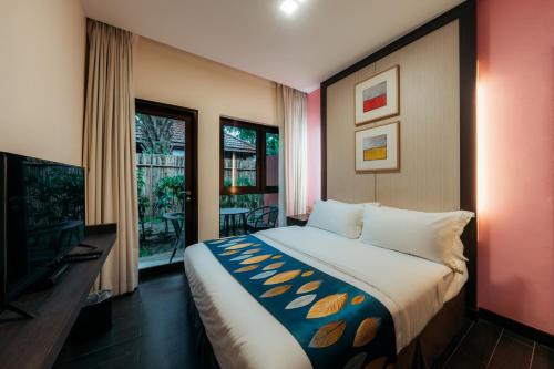 um quarto de hotel com uma cama e uma televisão em Kranji Sanctuary Resort em Singapura