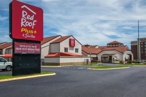 een rood rock pub bord voor een gebouw bij Red Roof Inn PLUS+ & Suites Knoxville West - Cedar Bluff in Knoxville