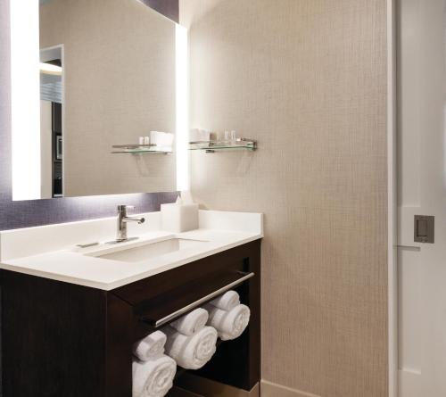 Kupatilo u objektu Residence Inn by Marriott New York JFK Airport