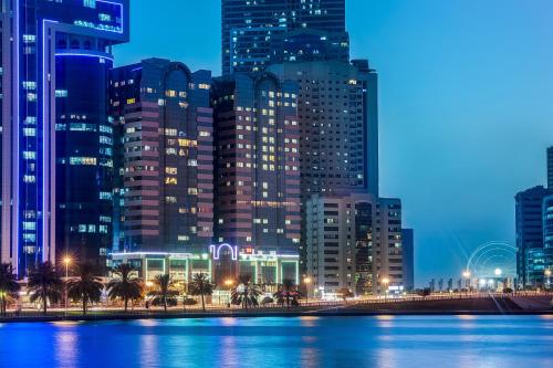 Una vista general de Sharjah o una vista desde la ciudad tomada desde el aparthotel