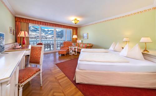 Ліжко або ліжка в номері Grand Hotel Zell am See