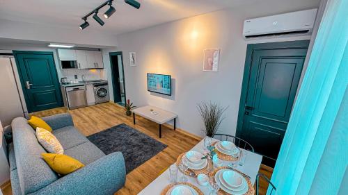 uma sala de estar com um sofá e uma mesa em Notus Suites em Antália