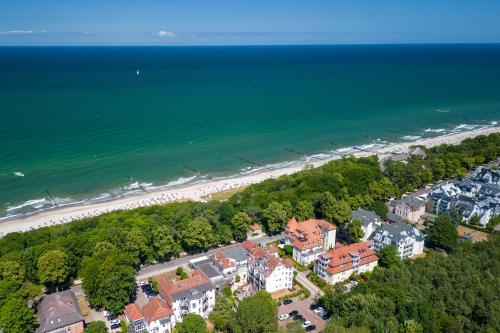 eine Luftansicht auf einen Strand, Gebäude und das Meer in der Unterkunft HOTEL am STRAND in Kühlungsborn