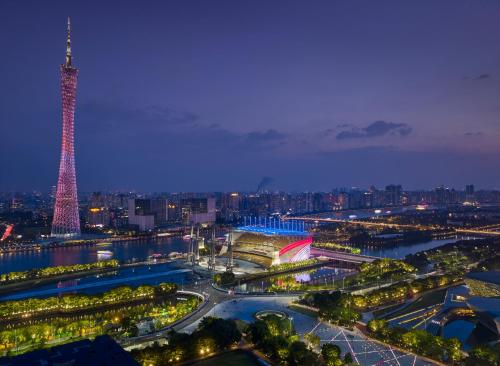 uitzicht op de eiffeltoren in de nacht bij The Ritz-Carlton, Guangzhou in Guangzhou