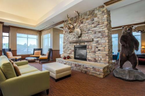 Un lugar para sentarse en Hilton Garden Inn Anchorage