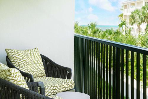 d'un balcon avec deux chaises et une vue sur l'océan. dans l'établissement Hampton Inn Key West FL, à Key West