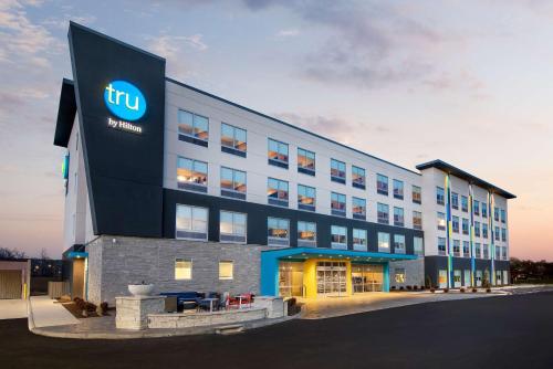 un edificio con el logotipo de utv en Tru By Hilton Sharonville, OH, en Cincinnati