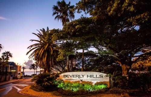 ダーバンにあるBeverly Hillsのヤシの木と通りのあるリゾートの看板