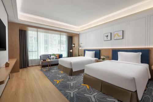 Кровать или кровати в номере voco Guangzhou Shifu, an IHG Hotel