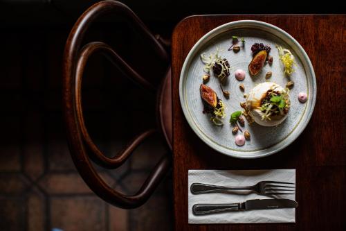 um prato de comida sentado numa mesa de madeira em The Bianconi Inn em Killorglin