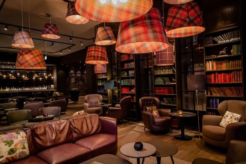 Uma área de estar em Motel One Manchester-St. Peter´s Square