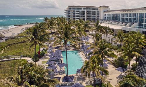 uma vista aérea de um resort com uma piscina e o oceano em Beach Club at The Boca Raton em Boca Raton