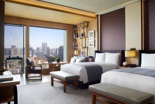 een hotelkamer met 2 bedden en een groot raam bij The Ritz-Carlton, Xi'an in Xi'an