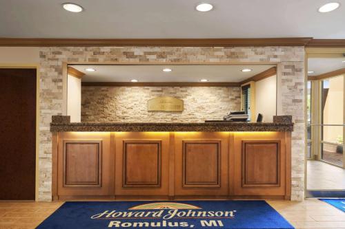 Lobbyen eller receptionen på Howard Johnson by Wyndham Romulus Detroit Metro Airport