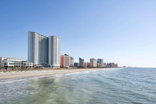 widok na plażę z wysokimi budynkami i ocean w obiekcie Hilton Grand Vacations Club Ocean Enclave Myrtle Beach w mieście Myrtle Beach