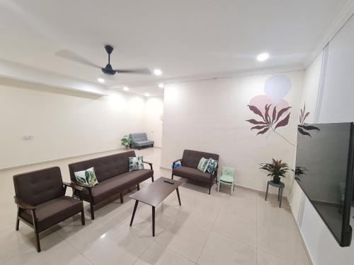 Air-home M3 Simpang near Aulong Econsave, 4BR, 10pax, Netflix休息區