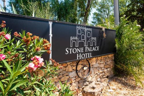 Um certificado, prêmio, placa ou outro documento exibido em Stone Palace Hotel Near Athen's Airport Free Shuttle From and to Athen's Airport